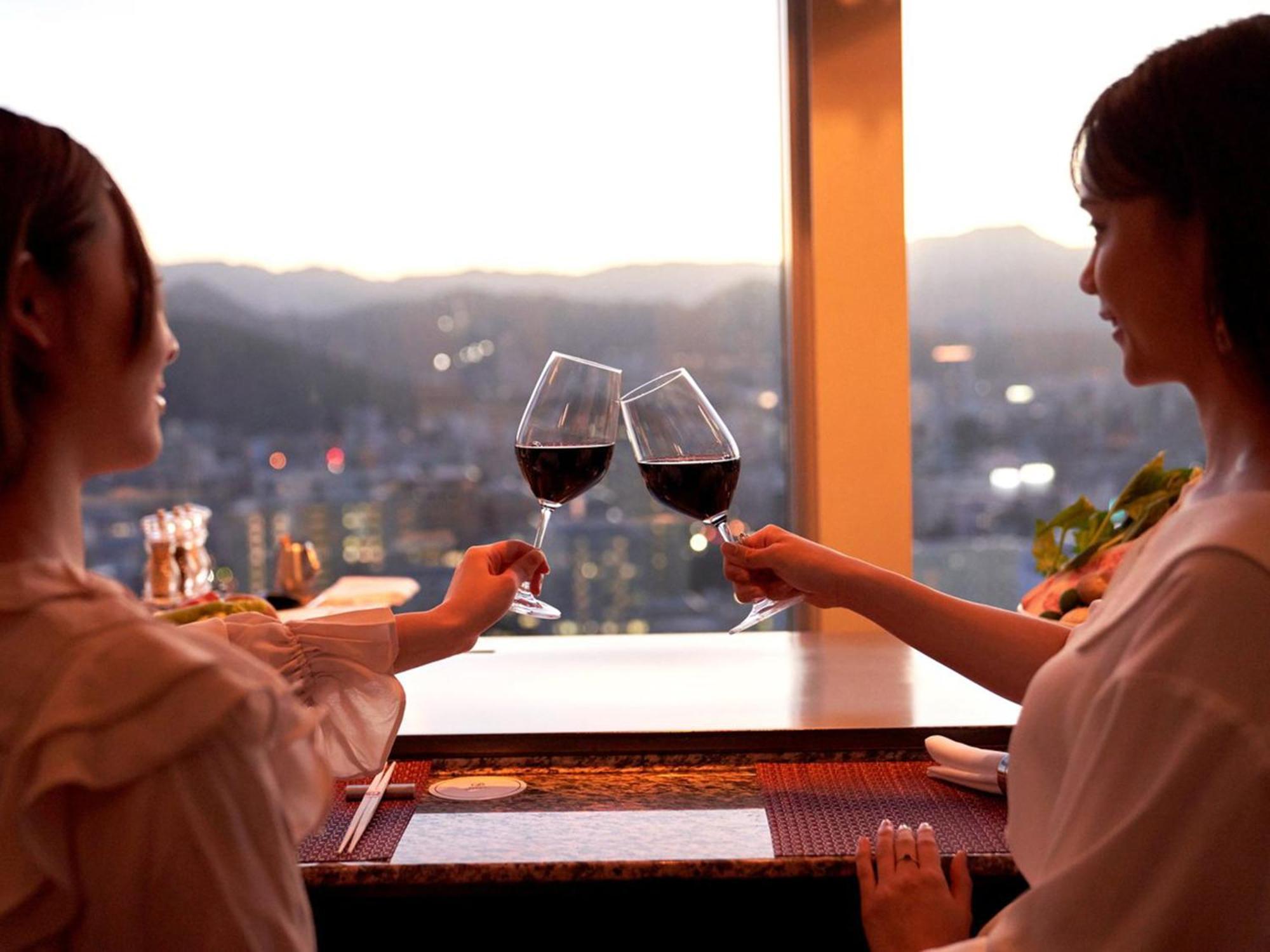 Sapporo Prince Hotel Екстер'єр фото A toast with wine