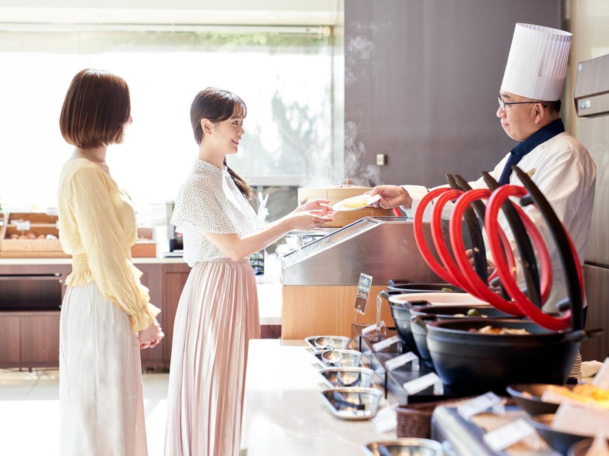 Sapporo Prince Hotel Екстер'єр фото A chef serving food to guests